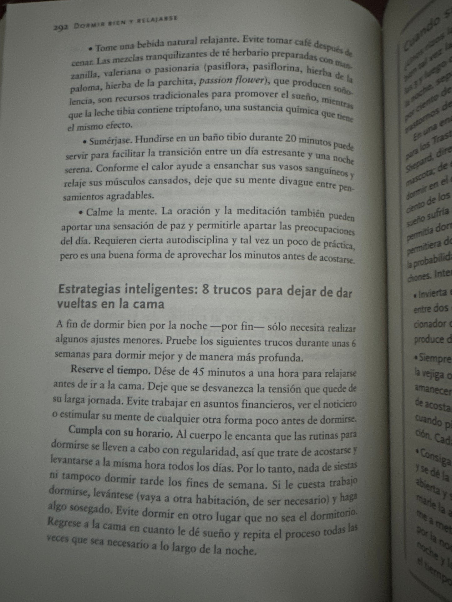 Open book page with advice on improving sleep and relaxation techniques in Spanish.