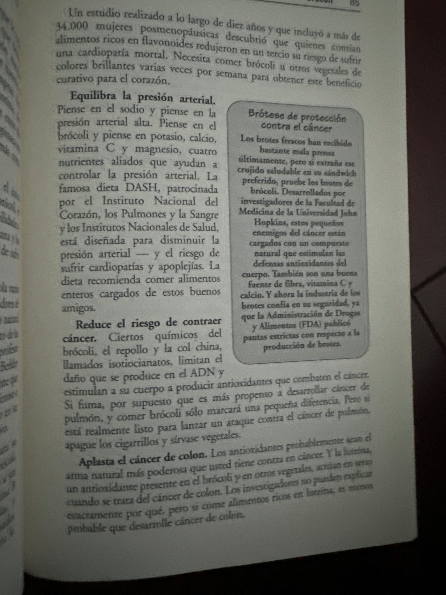 Book page with health benefits of broccoli and other vegetables in Spanish.