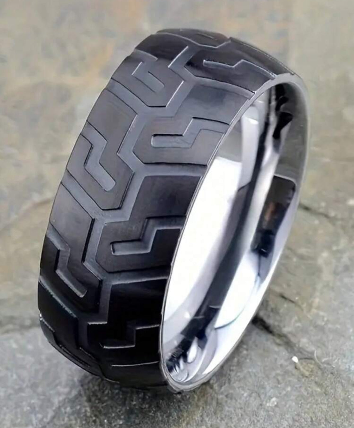 🔩 Sleek Steel Tire Ring Accent